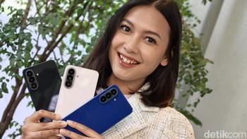 Sebagai ilustrasi, pengguna Galaxy A26 5G yang ingin beralih ke Galaxy A27 5G varian 6GB/128GB seharga Rp 5.299.000 cukup memanfaatkan program Trade-in, casher bulan, sehingga upgrade ke Galaxy A27 5G kini menjadi semakin mudah dan terjangkau. Foto: Adi FR/detikINET