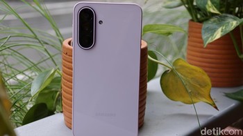 Untuk performa, Galaxy A27 5G ditenagai chipset Snapdragon 6 Gen 3 berbasis proses fabrikasi 4 nm. Chip tersebut dipadukan dengan RAM LPDDR5X 6 GB atau 8 GB serta penyimpanan 128 GB dan 256 GB yang masih bisa diperluas menggunakan kartu microSD hingga 2 TB. Foto: Adi FR/detikINET
