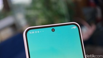 Akhirnya Galaxy A27 5G mengadopsi Infinity-O Display dengan bezel 2,1mm lebih tipis dan kamera cutout yang lebih kecil dibandingkan Galaxy A26 5G. Foto: Adi FR/detikINET
