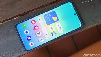 Dipadukan dengan layar 6,7 inci Super AMOLED ber-refresh rate 120Hz, pengguna dapat menikmati ruang layar yang lebih luas dengan pengalaman visual yang lebih jernih, responsif, dan imersif. Foto: Adi FR/detikINET