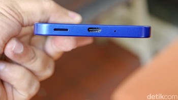 Bagian bawah Galaxy A27 terdapat poer USB-C, speaker dan mic. Foto: Adi FR/detikINET