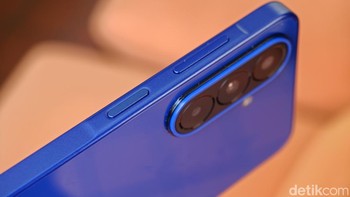 Ketebalan perangkat hanya sekitar 7,8 milimeter. Ukuran tersebut cukup tipis untuk smartphone di kelasnya. Ponsel ini turut dibekali sertifikasi IP64 yang tahan debu dan cipratan air, serta Samsung Knox Vault untuk melindungi data penting pengguna. Foto: Adi FR/detikINET