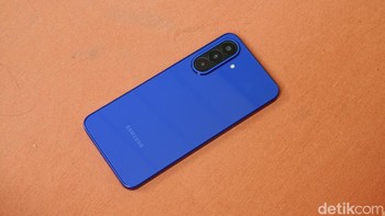 Samsung membekali ponsel ini dengan baterai berkapasitas 5.000 mAh yang mendukung pengisian cepat 25W. Foto: Adi FR/detikINET