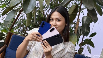 Galaxy A27 5G resmi tersedia mulai 18 Juli 2026 di toko offline dan online Samsung di seluruh Indonesia, dengan pilihan warna Black, Blue, dan Light Pink. Terdapat dua varian 6/128GB pada harga retail Rp 5.299.000 dan 8/256GB pada harga retail Rp 6.299.000. Anda dapat memiliki Galaxy A27 5G mulai dari Rp 200 ribuan per bulan Foto: Adi FR/detikINET