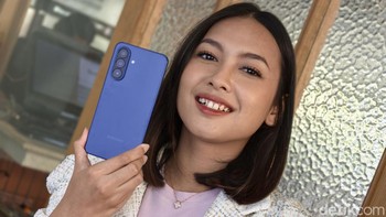 Ini Galaxy A27 varian Blue. Foto: Adi FR/detikINET