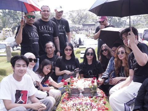 Keluarga bersama pemain dan kru Lastri: Arwah Kembang Desa ziarah ke makam Gary Iskak.