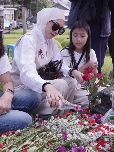 Keluarga bersama pemain dan kru Lastri: Arwah Kembang Desa ziarah ke makam Gary Iskak.