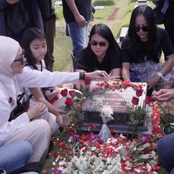 Richa Novisha dan Pemain Lastri: Arwah Kembang Desa Ziarah ke Makam Gary Iskak