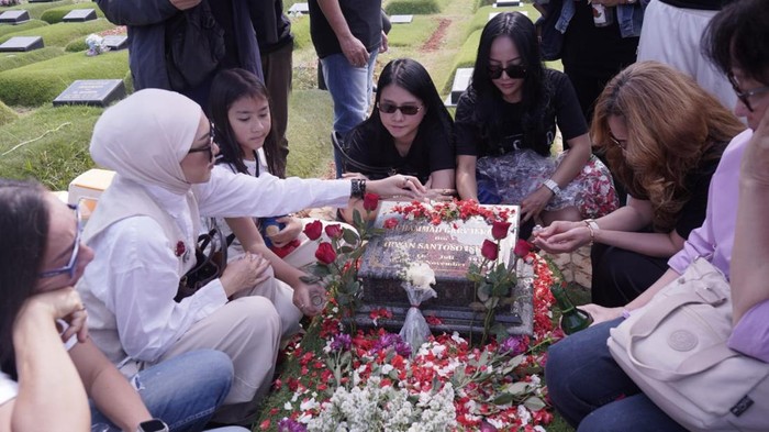 Keluarga bersama pemain dan kru Lastri: Arwah Kembang Desa ziarah ke makam Gary Iskak.