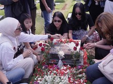 Richa Novisha dan Pemain Lastri: Arwah Kembang Desa Ziarah ke Makam Gary Iskak