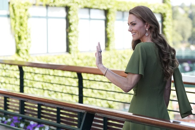 Gaun midi berbahan wool crepe tersebut dibuat secara khusus dengan detail cape di bagian atas yang menciptakan siluet mengalir sekaligus elegan. Warna hijau rumput yang dipilih terasa selaras dengan atmosfer lapangan Wimbledon dan menjadi interpretasi baru dari warna yang selama ini identik dengan turnamen tenis bergengsi tersebut. (Foto: via REUTERS/Andrew Matthews)