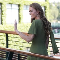 Gaun midi berbahan wool crepe tersebut dibuat secara khusus dengan detail cape di bagian atas yang menciptakan siluet mengalir sekaligus elegan. Warna hijau rumput yang dipilih terasa selaras dengan atmosfer lapangan Wimbledon dan menjadi interpretasi baru dari warna yang selama ini identik dengan turnamen tenis bergengsi tersebut. (Foto: via REUTERS/Andrew Matthews)