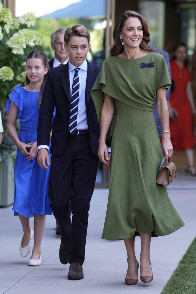 Sehari kemudian, Kate kembali hadir di Centre Court untuk menyaksikan final tunggal putra bersama Pangeran William, Pangeran George, dan Putri Charlotte. Kali ini ia mengganti tampilan dramatisnya dengan gaya yang jauh lebih lembut dalam balutan gaun hijau rancangan Emilia Wickstead. (Foto: Andrew Matthews/Pool via REUTERS)
