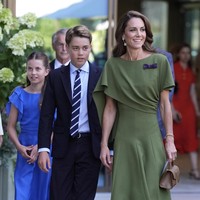 Sehari kemudian, Kate kembali hadir di Centre Court untuk menyaksikan final tunggal putra bersama Pangeran William, Pangeran George, dan Putri Charlotte. Kali ini ia mengganti tampilan dramatisnya dengan gaya yang jauh lebih lembut dalam balutan gaun hijau rancangan Emilia Wickstead. (Foto: Andrew Matthews/Pool via REUTERS)