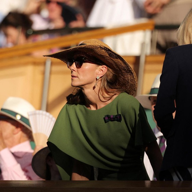 Foto: Kontras Outfit Kate Middleton di Final Wimbledon 2026