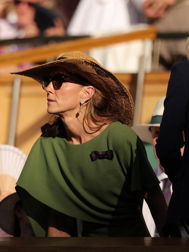 Foto: Kontras Outfit Kate Middleton di Final Wimbledon 2026