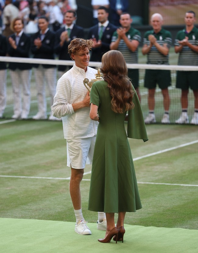 Rambutnya dibiarkan tergerai dalam gelombang lembut yang disisir ke satu sisi bahu, menghadirkan kesan anggun sekaligus modern. Sementara itu, Putri Charlotte tampil serasi mengenakan tea dress biru muda berlengan ruffle. Dua penampilan Kate Middleton di final Wimbledon 2026 menunjukkan dua sisi gaya yang berbeda. Gaun merah Roland Mouret menghadirkan kesan berani, percaya diri, dan statement, sedangkan gaun hijau Emilia Wickstead memancarkan elegansi klasik yang lebih lembut. (Foto: REUTERS/Toby Melville)
