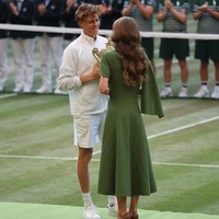 Rambutnya dibiarkan tergerai dalam gelombang lembut yang disisir ke satu sisi bahu, menghadirkan kesan anggun sekaligus modern. Sementara itu, Putri Charlotte tampil serasi mengenakan tea dress biru muda berlengan ruffle. Dua penampilan Kate Middleton di final Wimbledon 2026 menunjukkan dua sisi gaya yang berbeda. Gaun merah Roland Mouret menghadirkan kesan berani, percaya diri, dan statement, sedangkan gaun hijau Emilia Wickstead memancarkan elegansi klasik yang lebih lembut. (Foto: REUTERS/Toby Melville)