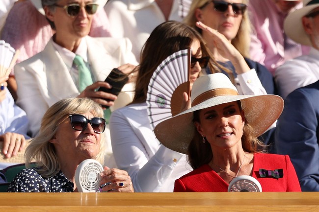 Kate melengkapi penampilannya dengan sepatu hak tinggi warna nude, tas tangan taupe, serta perhiasan ruby dan berlian yang senada dengan warna gaunnya. Rambutnya ditata setengah diikat dengan gelombang lembut, sementara riasan natural membuat keseluruhan tampilannya terlihat segar dan effortless. (Foto: REUTERS/Marko Djurica)