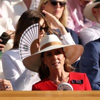 Kate melengkapi penampilannya dengan sepatu hak tinggi warna nude, tas tangan taupe, serta perhiasan ruby dan berlian yang senada dengan warna gaunnya. Rambutnya ditata setengah diikat dengan gelombang lembut, sementara riasan natural membuat keseluruhan tampilannya terlihat segar dan effortless. (Foto: REUTERS/Marko Djurica)