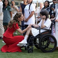 Warna merah yang mencolok menjadi pilihan yang berbeda dari palet busana Wimbledon yang biasanya identik dengan nuansa putih, hijau, atau pastel. Meski tampil berani, keseluruhan look tetap terlihat klasik berkat siluet minimalis khas Roland Mouret. (Foto: Andrew Matthews/Pool via REUTERS)