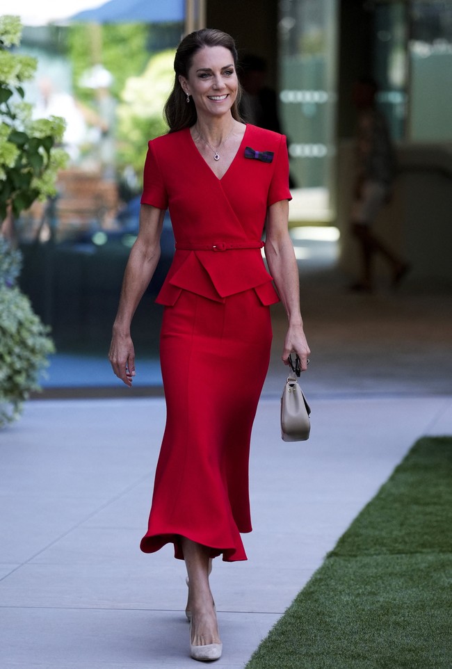 Pada final tunggal putri, Sabtu (11/7/2026), Putri Wales hadir mengenakan gaun midi merah rancangan Roland Mouret, salah satu desainer langganannya untuk berbagai agenda kerajaan penting. Gaun tersebut memiliki potongan wrap V-neck, sabuk senada yang menonjolkan siluet pinggang, serta detail peplum yang memberikan kesan feminin sekaligus tegas. (Foto: Andrew Matthews/Pool via REUTERS)