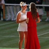 Seperti tradisi setiap tahun sejak menjadi patron Wimbledon pada 2016, Kate juga mengenakan pin berbentuk pita hijau dan ungu di bagian dada. Aksesori kecil tersebut merupakan lambang resmi All England Club sekaligus penanda perannya sebagai patron turnamen Wimbledon. Pada partai final, Kate juga memiliki tugas menyerahkan trofi kepada juara dan runner-up. Foto: REUTERS/Toby Melville
