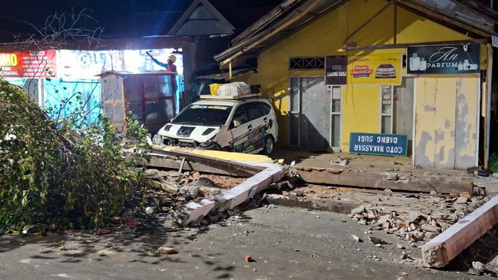 Gempa M 5,4 mengguncang Buol, Sulteng, menyebabkan kerusakan bangunan dan satu pasien RSUD meninggal karena panik.