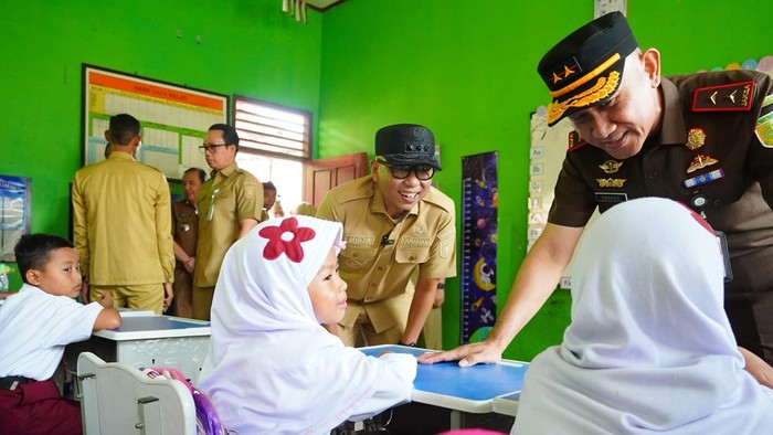 Gubernur Lampung Rahmat Mirzani Djausal bersama Kepala Kejaksaan Tinggi Lampung Danang Suryo Wibowo turun langsung memantau pelaksanaan Program MBG