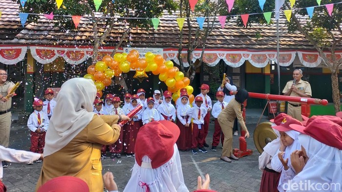 Hari pertama Masa Pengenalan Lingkungan Sekolah (MPLS) di SD Negeri Wirosaban, Kota Yogyakarta.