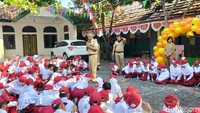 Guru Pendamping Khusus SD Negeri Wirosaban, Rizqi Fatin Saffanah mengatakan sekolahnya sudah mempersiapkan MPLS sejak pekan lalu. Ia mengatakan, sekolah juga akan memberikan materi ke-Jogjaan tentang sopan santun, bersalaman, dan bentuk tata krama lainnya. Foto: Novia Aisyah/detikcom