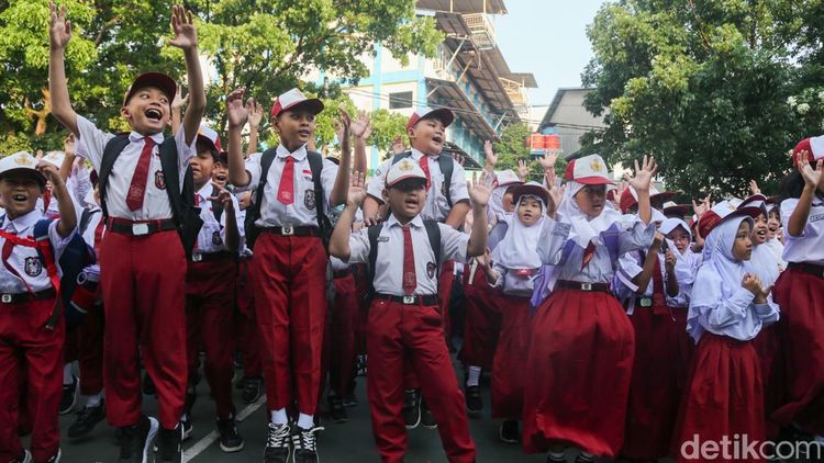 Hari Pertama Masuk Sekolah, Wajah Ceria hingga Siswa Mengantuk Warnai SDN Serua 1 Tangsel