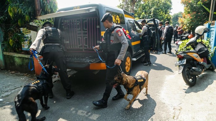 Suasana hari pertama masuk sekolah di SDN 15 Srengseng Sawah, Jakarta, mendadak berubah mencekam setelah pihak sekolah menerima ancaman dugaan bom melalui aplikasi percakapan, Senin (13/7/2026). Menindaklanjuti laporan tersebut, aparat kepolisian lan