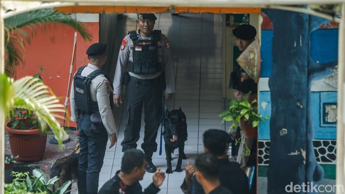 Suasana hari pertama masuk sekolah di SDN 15 Srengseng Sawah, Jakarta, mendadak berubah mencekam setelah pihak sekolah menerima ancaman dugaan bom melalui aplikasi percakapan, Senin (13/7/2026). Menindaklanjuti laporan tersebut, aparat kepolisian lan