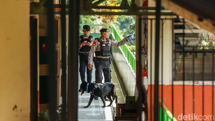 Suasana hari pertama masuk sekolah di SDN 15 Srengseng Sawah, Jakarta, mendadak berubah mencekam setelah pihak sekolah menerima ancaman dugaan bom melalui aplikasi percakapan, Senin (13/7/2026). Menindaklanjuti laporan tersebut, aparat kepolisian lan