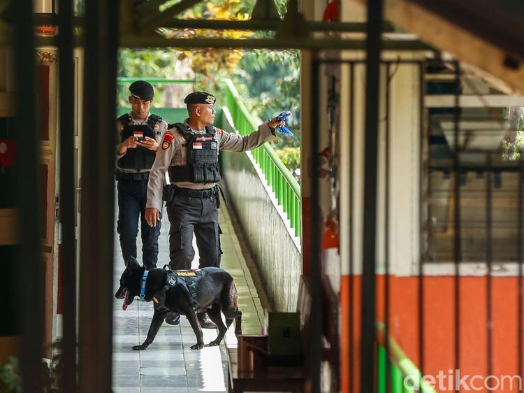 Hari Pertama Sekolah Berubah Mencekam, Gegana Sisir SDN 15 Srengseng Sawah Usai Ancaman Bom