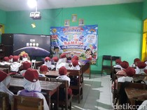 Berebut Kursi Depan, Drama Hari Pertama Sekolah di Tasikmalaya