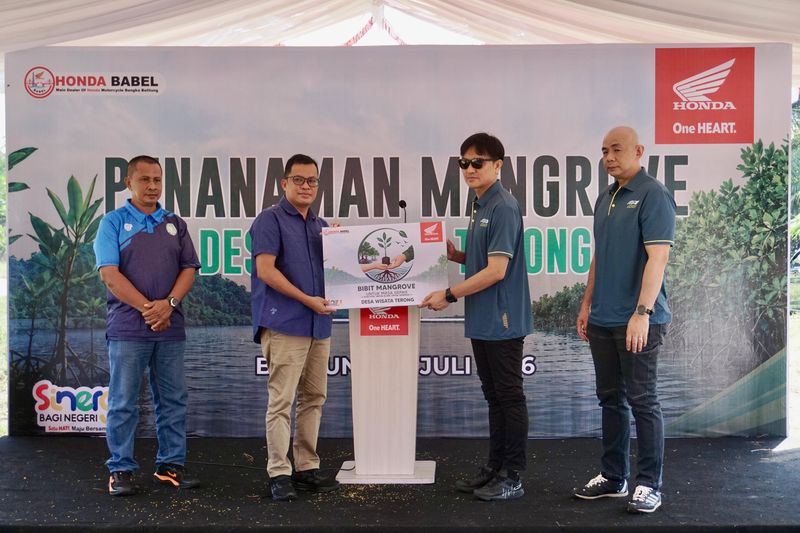 Chief Operating Officer PT Asia Surya Perkasa Gusti Prasetyawan bersama General Manager PT Asia Surya Perkasa  Ronny Setiawan menyerahkan 500 bibit Mangrove secara simbolis kepada Wakil Bupati Belitung Syamsir S.ikom ditemani Kepala Desa Terong yang dilakukan di kawasan pesisir  desa Terong, Kabupaten Belitung (10/7)