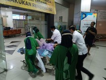 Momen Menegangkan Polantas Gresik Selamatkan Wanita Hendak Melahirkan