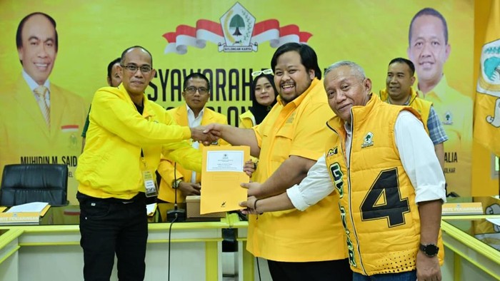 Ilham Arief Sirajuddin resmi mendaftar sebagai bakal calon ketua DPD I Golkar Sulsel. Pengambilan formulir diwakili putranya.