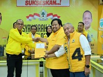 IAS Utus Putranya Ambil Formulir Calon Ketua Golkar Sulsel