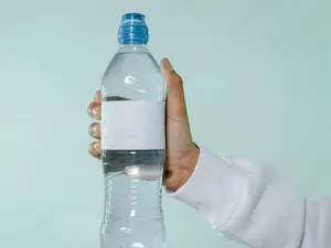 Duh! Anak Magang Kencingi Botol Minum Rekan Kerja Gegara Masalah Kantor
