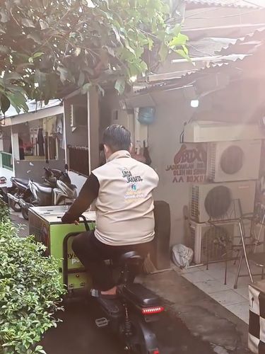 Inspiratif! Aksi warga RT 11 RW 07 Gandaria Utara, Kebayoran Baru, Jaksel, kelola sampah dapur pakai gerobak listrik. Dalam 6 jam, limbah sukses jadi kompos siap pakai.