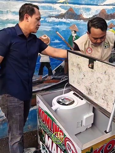 Inspiratif! Aksi warga RT 11 RW 07 Gandaria Utara, Kebayoran Baru, Jaksel, kelola sampah dapur pakai gerobak listrik. Dalam 6 jam, limbah sukses jadi kompos siap pakai.