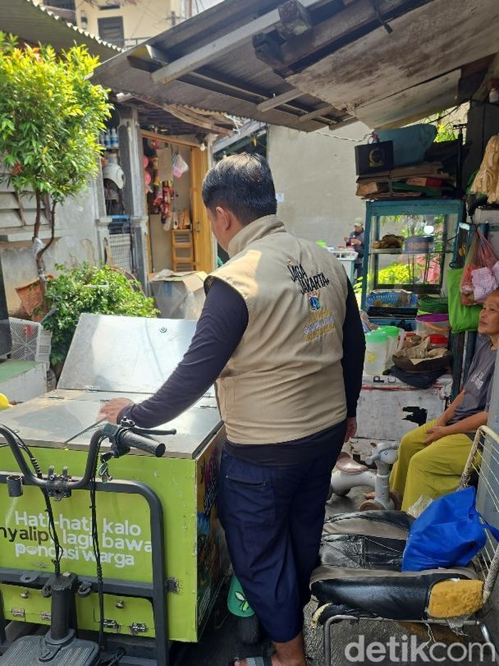 Inspiratif! Aksi warga RT 11 RW 07 Gandaria Utara, Kebayoran Baru, Jaksel, kelola sampah dapur pakai gerobak listrik. Dalam 6 jam, limbah sukses jadi kompos siap pakai.