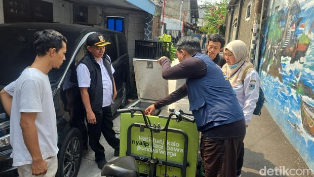 Inspiratif! Aksi warga RT 11 RW 07 Gandaria Utara, Kebayoran Baru, Jaksel, kelola sampah dapur pakai gerobak listrik. Dalam 6 jam, limbah sukses jadi kompos siap pakai.