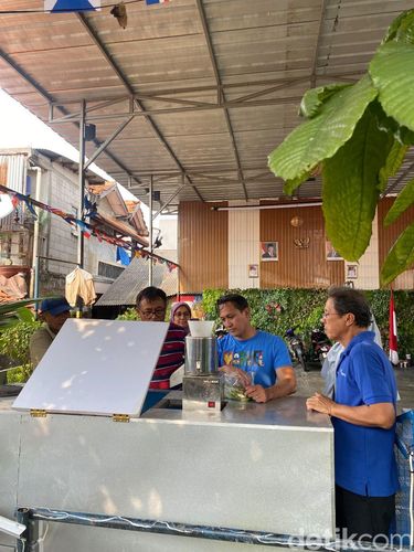 Inspiratif! Aksi warga RT 11 RW 07 Gandaria Utara, Kebayoran Baru, Jaksel, kelola sampah dapur pakai gerobak listrik. Dalam 6 jam, limbah sukses jadi kompos siap pakai.
