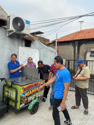 Inspiratif! Aksi warga RT 11 RW 07 Gandaria Utara, Kebayoran Baru, Jaksel, kelola sampah dapur pakai gerobak listrik. Dalam 6 jam, limbah sukses jadi kompos siap pakai.
