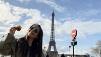Yang menggemaskan, mereka ikut mengikuti tren TikTok ‘ingin makan apa, langsung terbang ke negara asalnya’ yang sempat ramai di media sosial. Mereka mengunggah foto dan video liburan ke Paris itu pada Februari 2026. (Instagram Isabela)