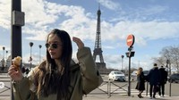 Isabel membagikan foto sedang bersama Haaland dan fotoya sendiri. Dia memamerkan sedang menimati croissant. (Instagram Isabela)